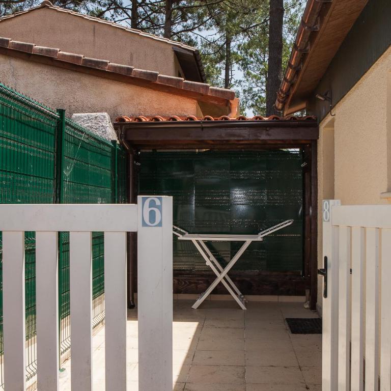 PROMO Maisonnette donnant sur la Pinède - Two-Bedroom House - 12