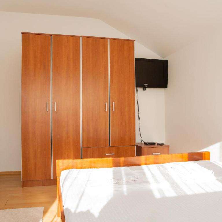 Guesthouse Aurora - Deluxe Double Room with Balcony - 4