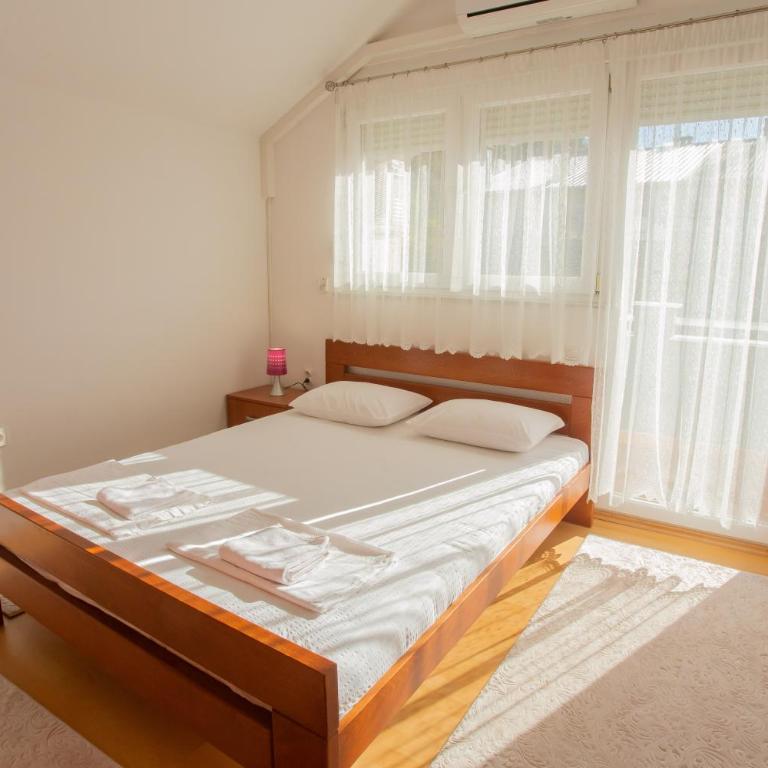Guesthouse Aurora - Deluxe Double Room with Balcony - 3
