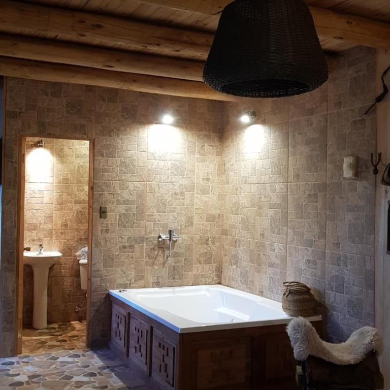Cabañas Rukas Licantén - Habitación con cama grande y bañera de hidromasaje - 2
