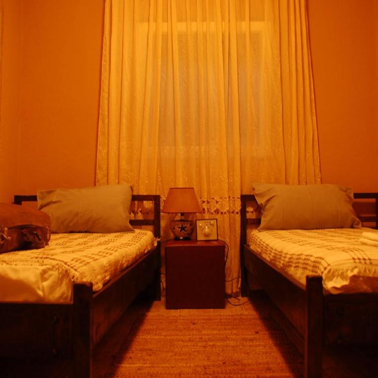 Hostel Anton - Dvokrevetna Soba sa Zasebnim Krevetima i Zajedničkim Kupatilom - 1