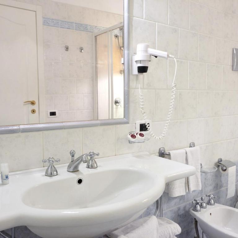 Hotel Punta Nord Est - Junior Suite con Vista Mare (4 Adulti) - 1