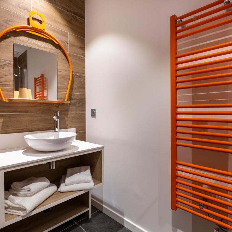 Hotel Base Camp Lodge - Bourg Saint Maurice - Chambre Familiale avec Salle de Bains - 2