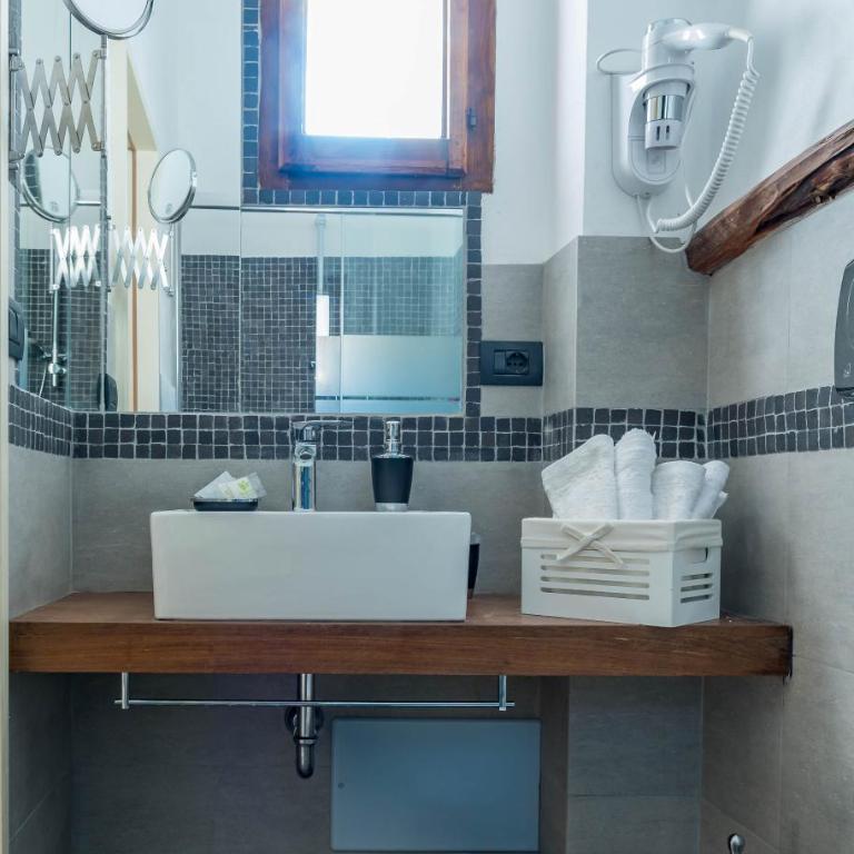 Cappuccine GuestHouse - Camera Matrimoniale/Doppia con Letti Singoli con Bagno Privato - 11