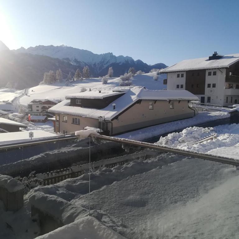 Apart Laudes - Appartement 3 Chambres avec Balcon et Vue sur les Montagnes - 1