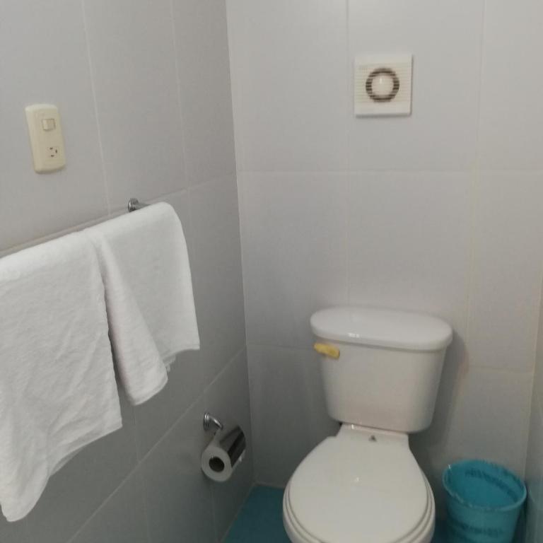 CORDIALITY INN - Habitación Doble con baño privado - 13
