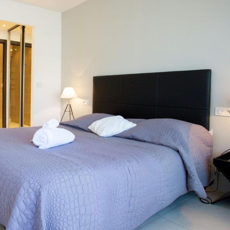 Modern two bedroom apartment with two bathrooms, just behind the CARLTON - Appartement - 4