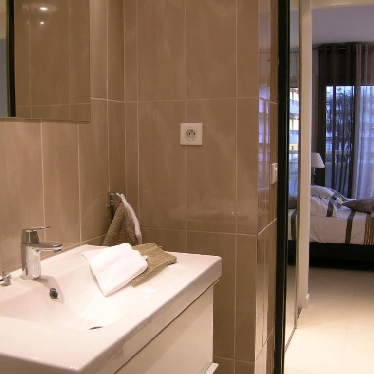 Modern two bedroom apartment with two bathrooms, just behind the CARLTON - Appartement - 7