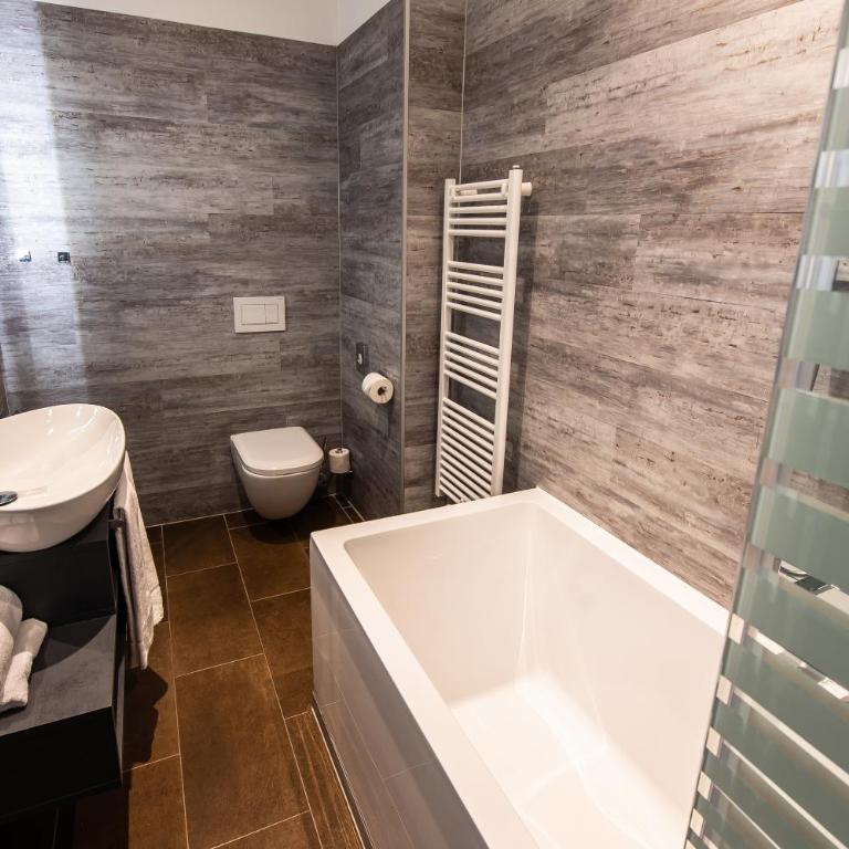 premium by GS Hotel - Junior Suite mit Balkon - 13
