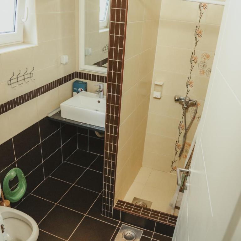 Apartmani Pause - Klasična Četvorokrevetna Soba - 5