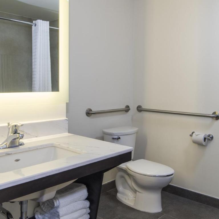 Candlewood Suites - Queretaro Juriquilla by IHG - King Suite with Accessible Roll-in Shower - 4