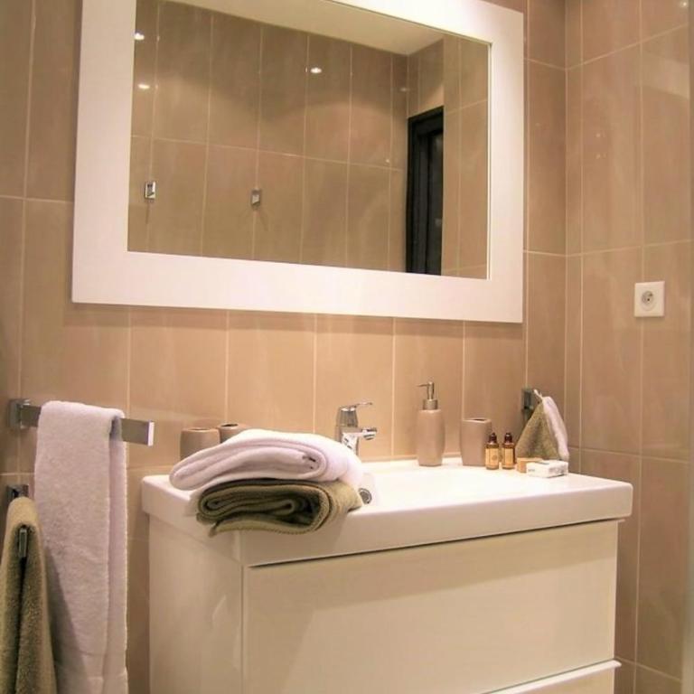 Modern two bedroom apartment with two bathrooms, just behind the CARLTON - Appartement - 6