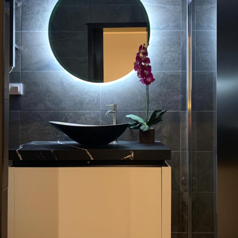 San Fernando 24 - One-Bedroom Apartment with Spa Bath - 1