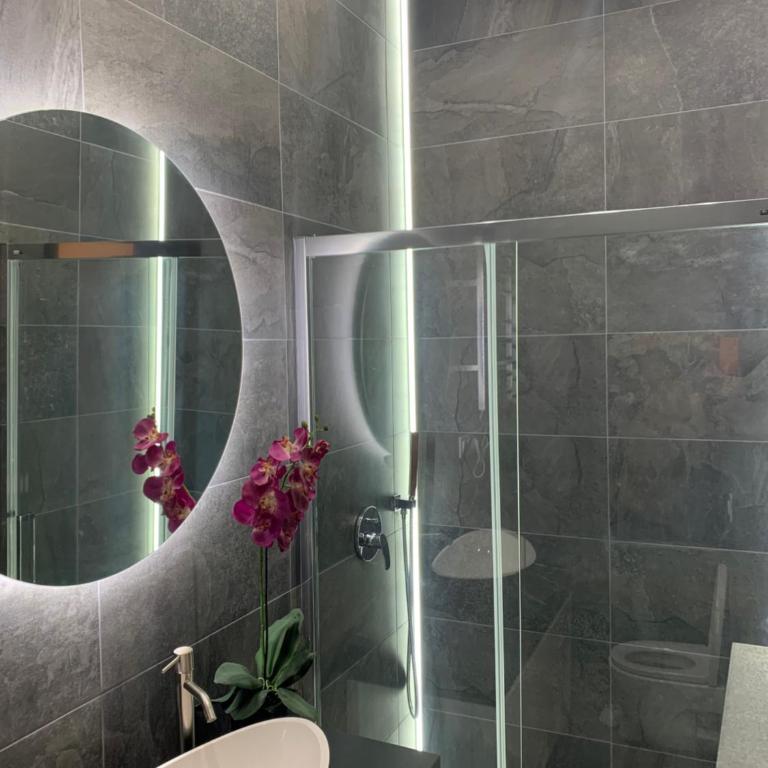 San Fernando 24 - One-Bedroom Apartment with Spa Bath - 2