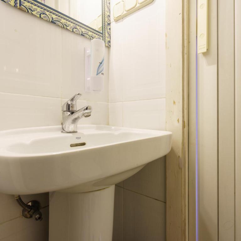 Hostal Austria - Camera Matrimoniale con Balcone - 11