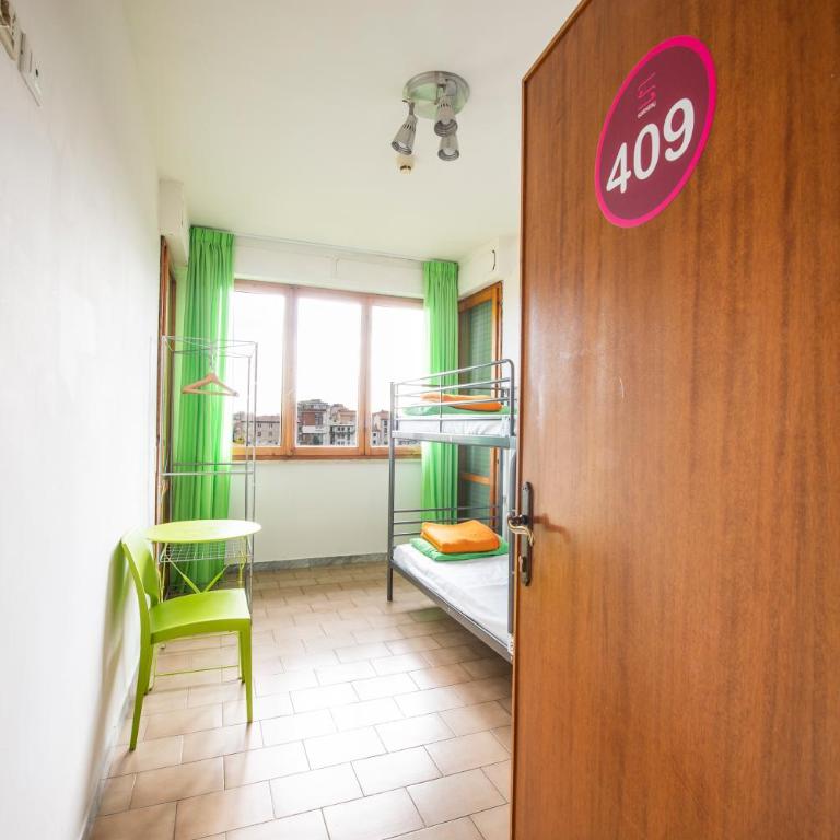 Safestay Pisa Centrale - Camera Doppia con Letti Singoli con Bagno Interno - 12