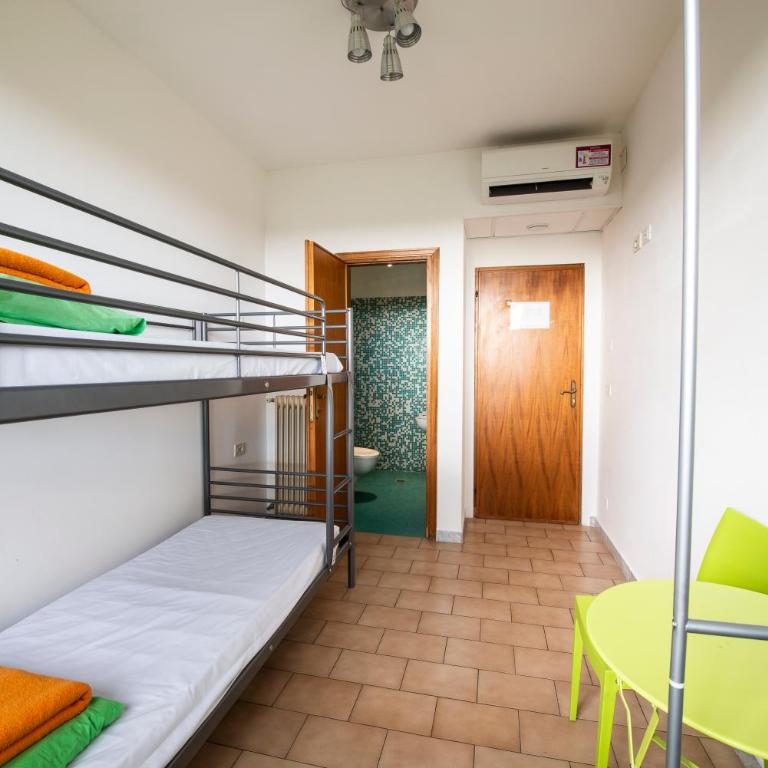 Safestay Pisa Centrale - Camera Doppia con Letti Singoli con Bagno Interno - 13