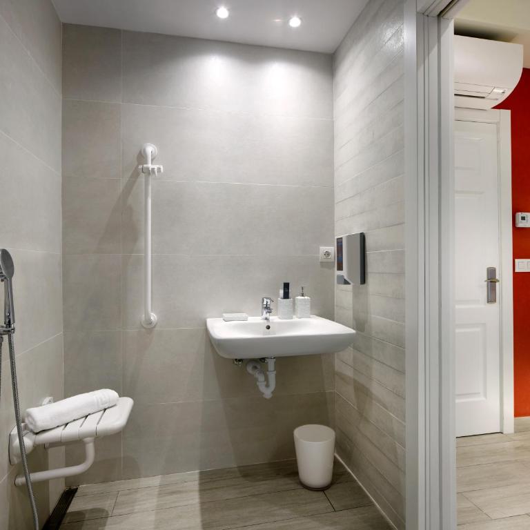Pensión Plaza Nueva - King Room with Roll-In Shower - Disability Access - 4