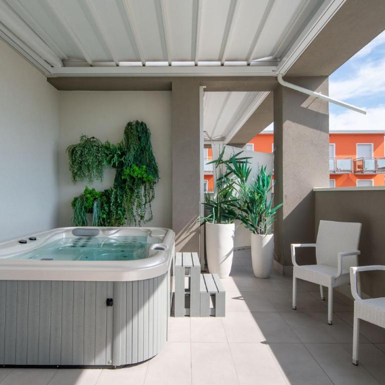 Hotel Iris Jesolo - Junior Suite con Terrazza e Vasca Idromassaggio - 2
