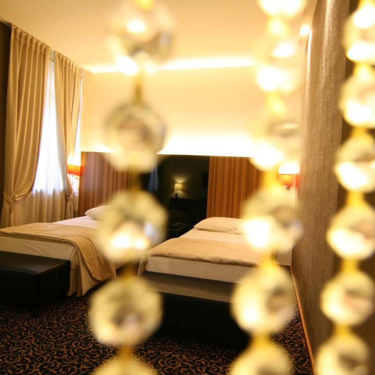 Hotel Crystal - Deluxe Twin Room - 2