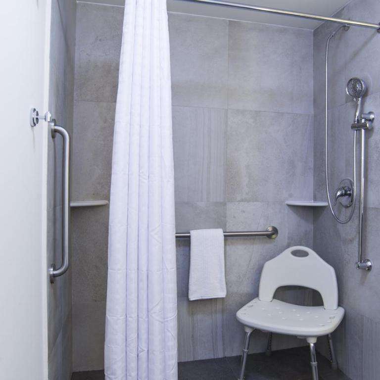 Candlewood Suites - Queretaro Juriquilla by IHG - King Suite with Accessible Roll-in Shower - 8