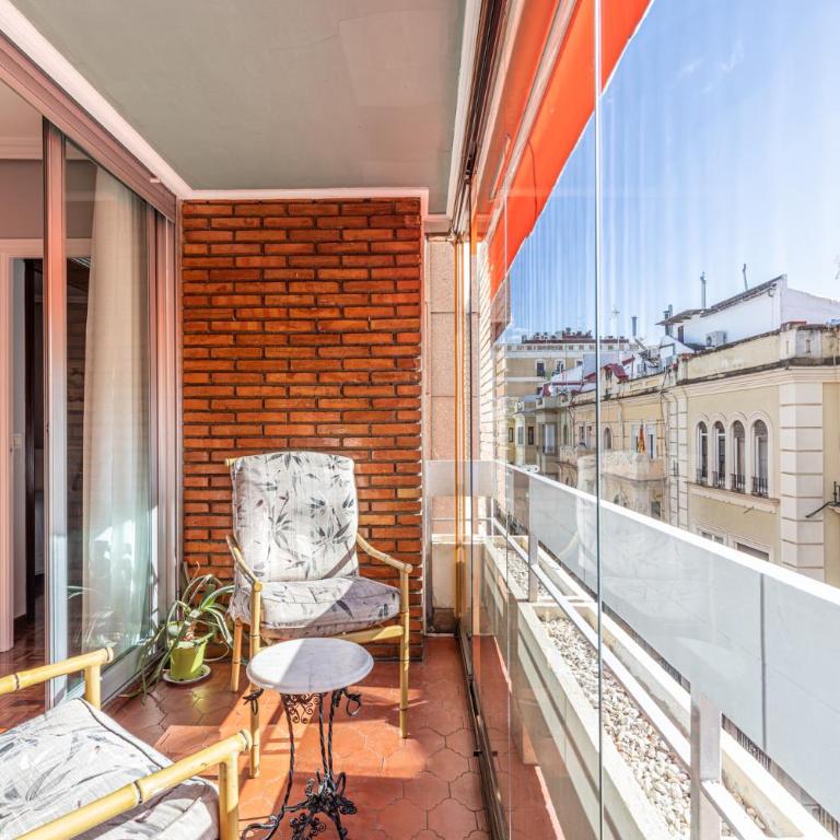Ideal apto 1 hab 4 px acogedor y buenas calidades - Apartamento de 1 Dormitorio con balcón y vistas a la ciudad - 20