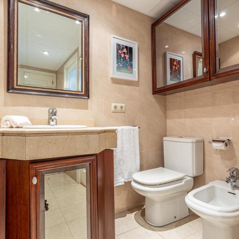 Ideal apto 1 hab 4 px acogedor y buenas calidades - Apartamento de 1 Dormitorio con balcón y vistas a la ciudad - 36