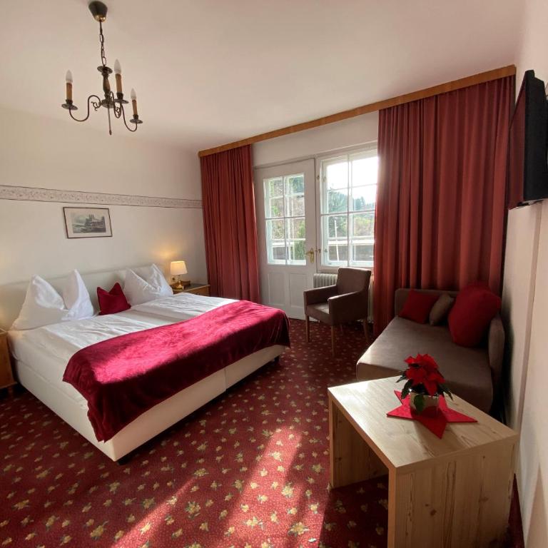 Hotel Restaurant Grünwalderhof - Doppelzimmer mit Balkon und Bergblick - 10