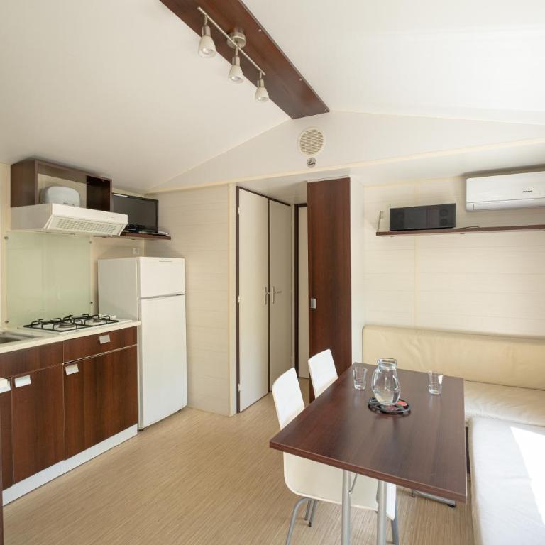 Camping Le Parc des Monges - Mobile Home (4 Personnes) - 9