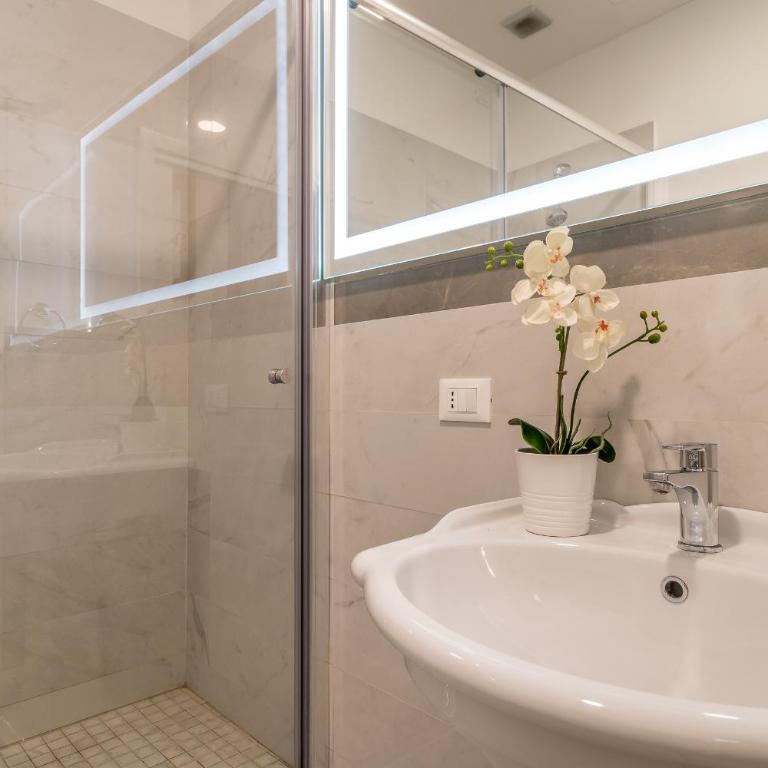 Palazzo DaPonte by LionHost - Camera Matrimoniale con Bagno Privato - 6