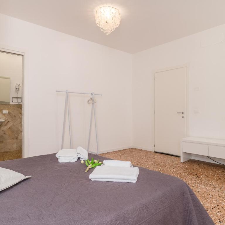 Palazzo DaPonte by LionHost - Camera Matrimoniale Deluxe con Balcone e Vista Mare - 8