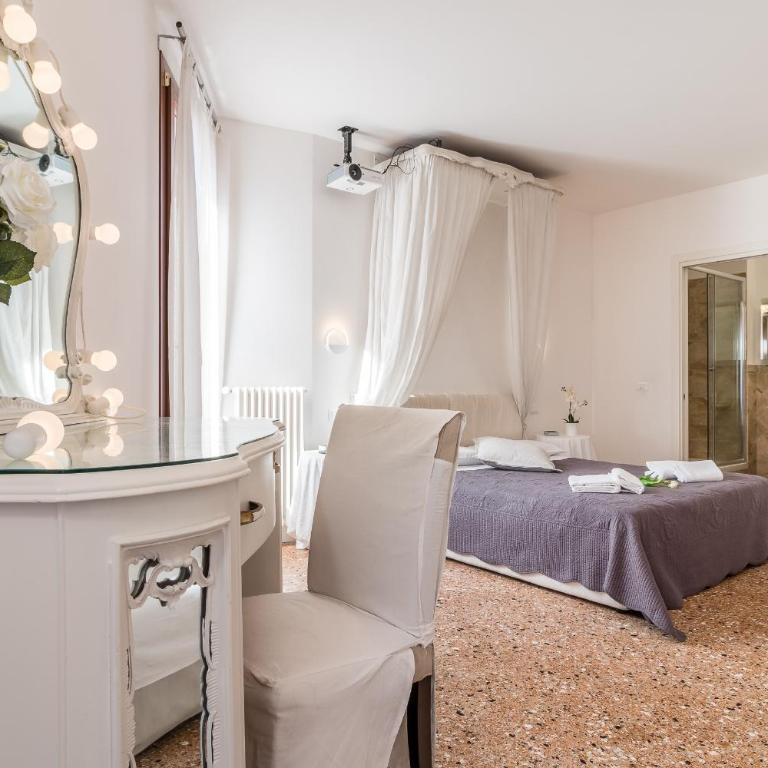 Palazzo DaPonte by LionHost - Camera Matrimoniale Deluxe con Balcone e Vista Mare - 9
