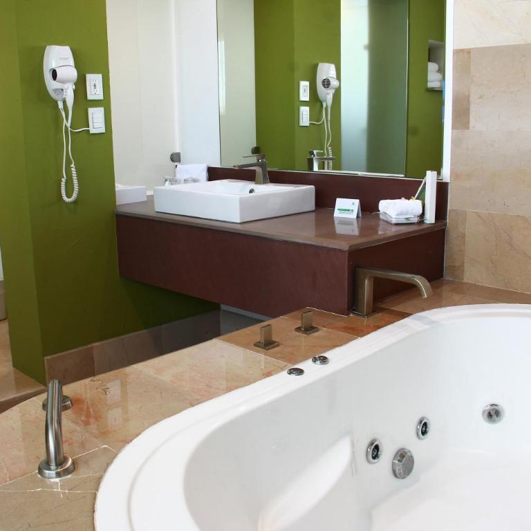 Holiday Inn Queretaro Zona Krystal by IHG - King Suite - 1