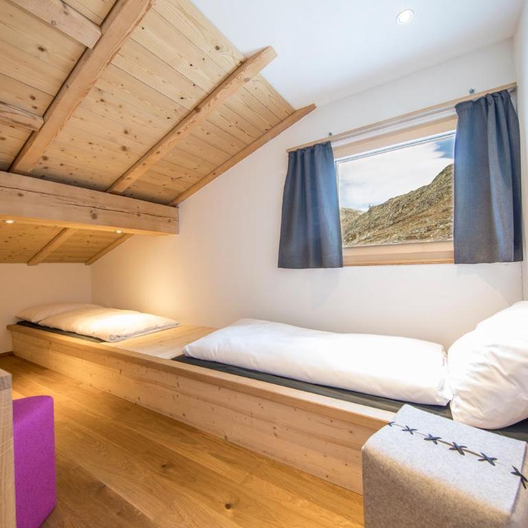 Hotel Grimsel Passhöhe - Vierbettzimmer mit eigenem Bad - 4