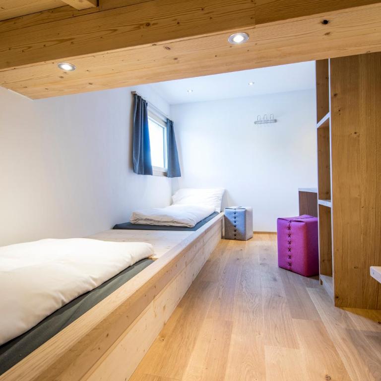 Hotel Grimsel Passhöhe - Vierbettzimmer mit eigenem Bad - 2