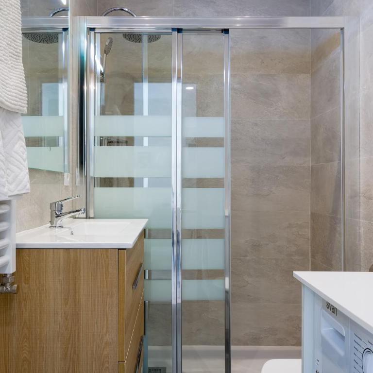 Espacioso 3 hab dobles, 2 baños Centro Ciudad - Three-Bedroom Apartment - 9