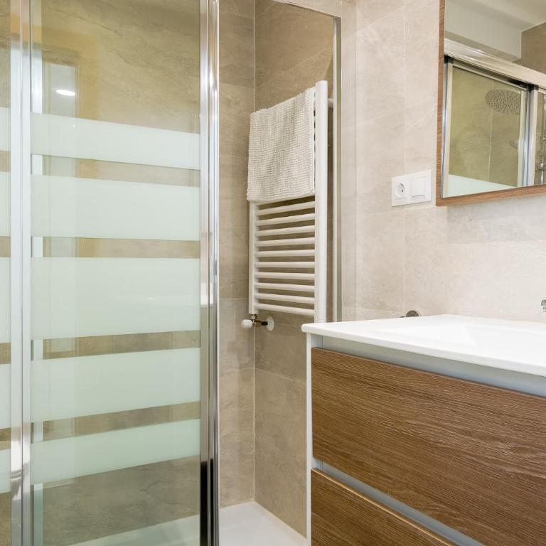 Espacioso 3 hab dobles, 2 baños Centro Ciudad - Three-Bedroom Apartment - 8