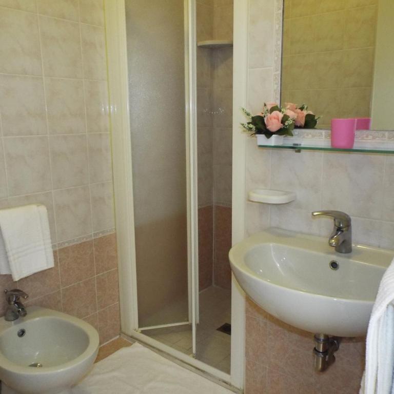 Hotel Patrizia - B&B e Appartamenti - Camera Matrimoniale con Balcone - 3