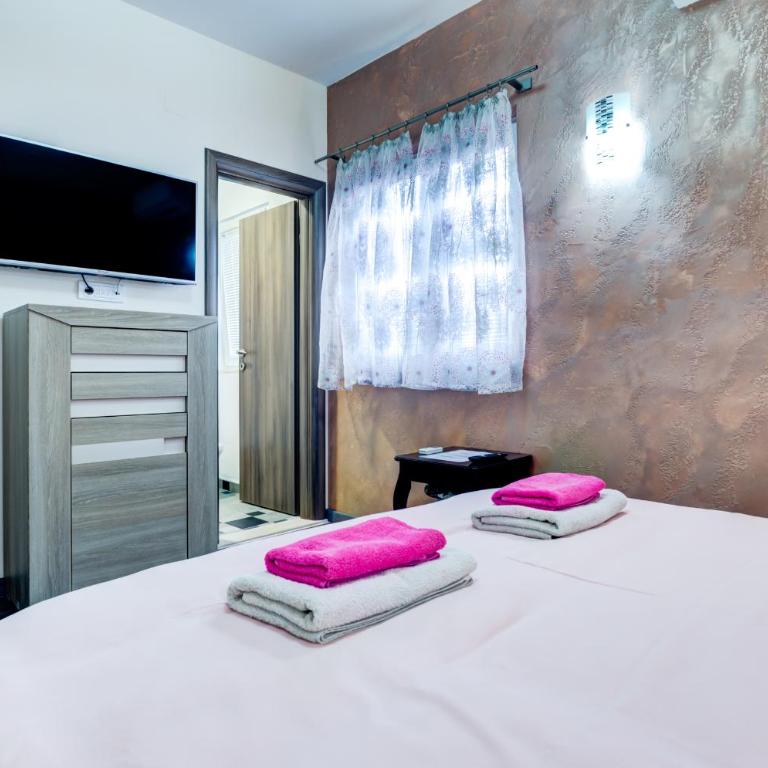 Castelomi - Standard King Room - 1