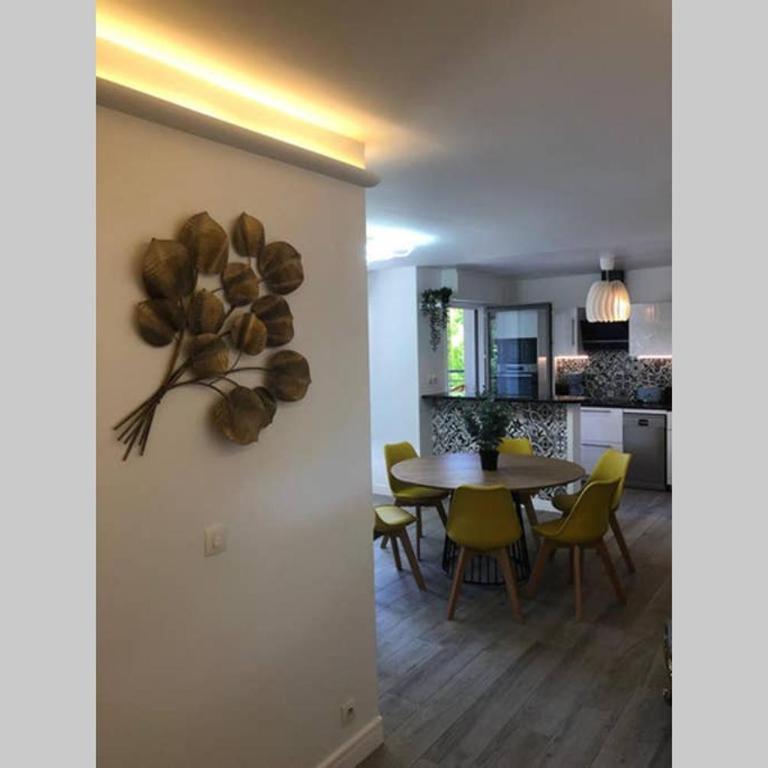 Fruitiers1 - Three-Bedroom Apartment - 6