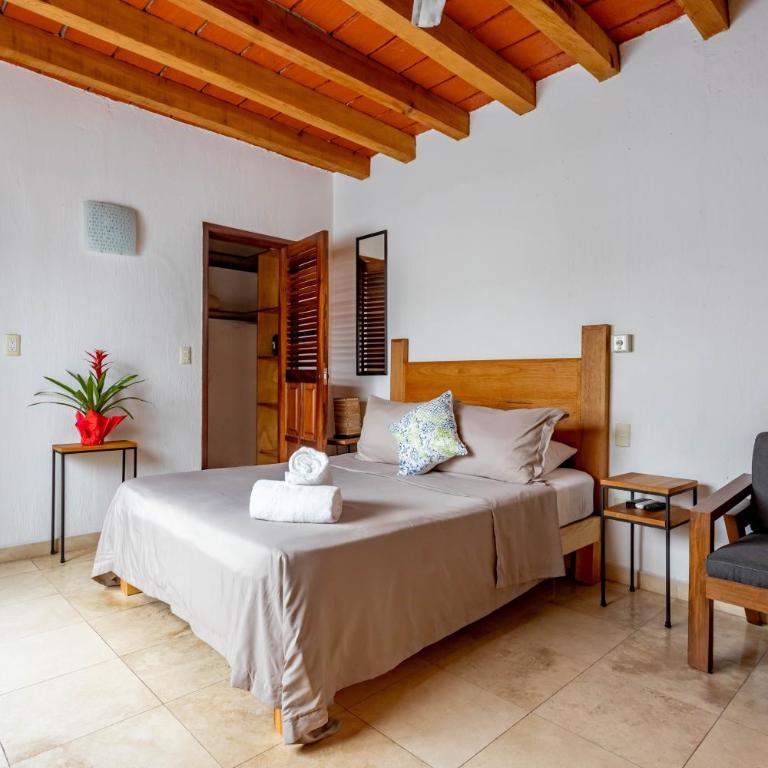 Olas Altas Suites Departamentos - Habitación con cama grande y vistas al interior - 8