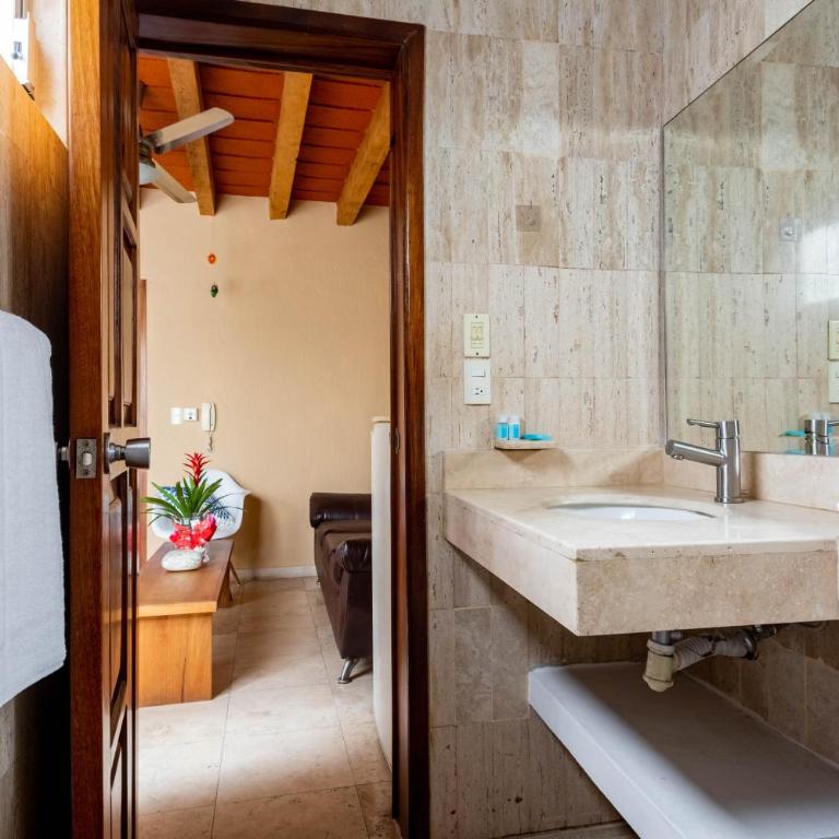 Olas Altas Suites Departamentos - Suite con cama grande y balcón - 12