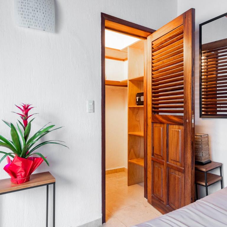 Olas Altas Suites Departamentos - Habitación con cama grande y vistas al interior - 18