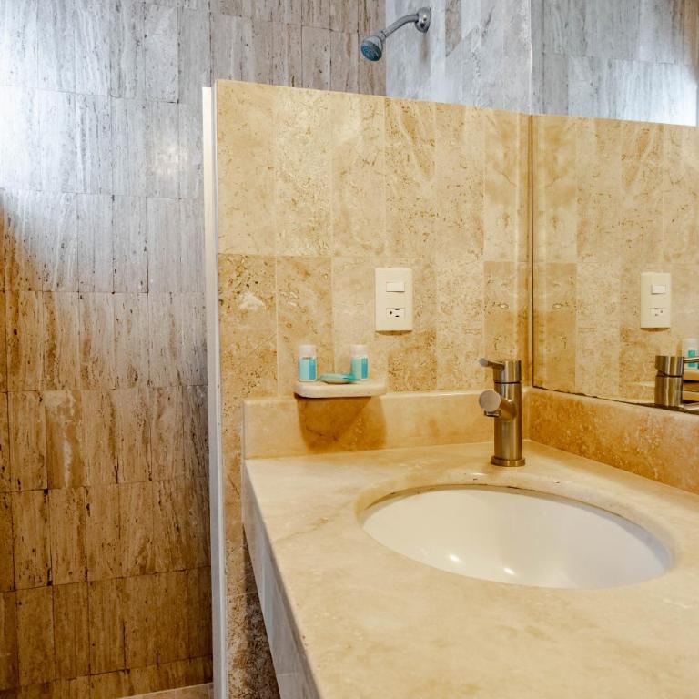 Olas Altas Suites Departamentos - Habitación con cama grande y vistas al interior - 16