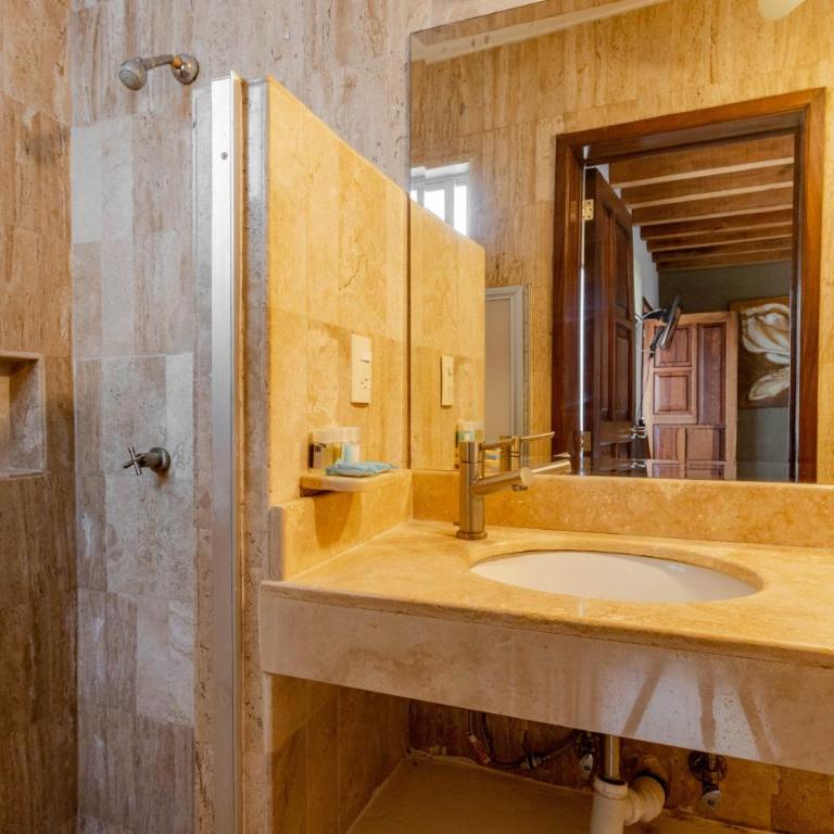 Olas Altas Suites Departamentos - Habitación con cama grande y vistas al interior - 24