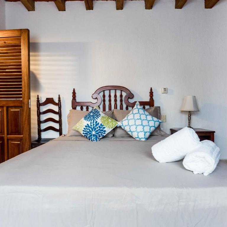 Olas Altas Suites Departamentos - Habitación con cama grande y vistas al interior - 26