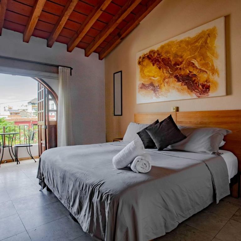 Olas Altas Suites Departamentos - Suite con cama grande y balcón - 6