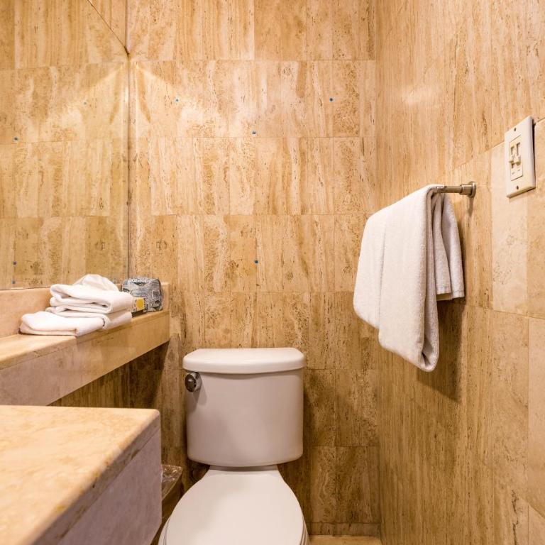 Olas Altas Suites Departamentos - Habitación con cama grande y vistas al interior - 6