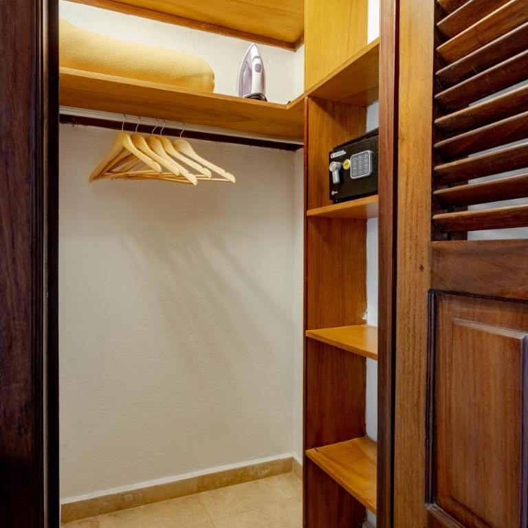 Olas Altas Suites Departamentos - Habitación con cama grande y vistas al interior - 15