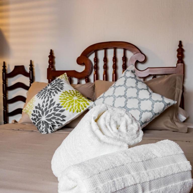 Olas Altas Suites Departamentos - Habitación con cama grande y vistas al interior - 17